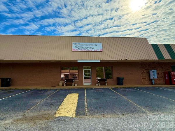 135 Fairway Shopping Center Street , Hudson, NC 28638