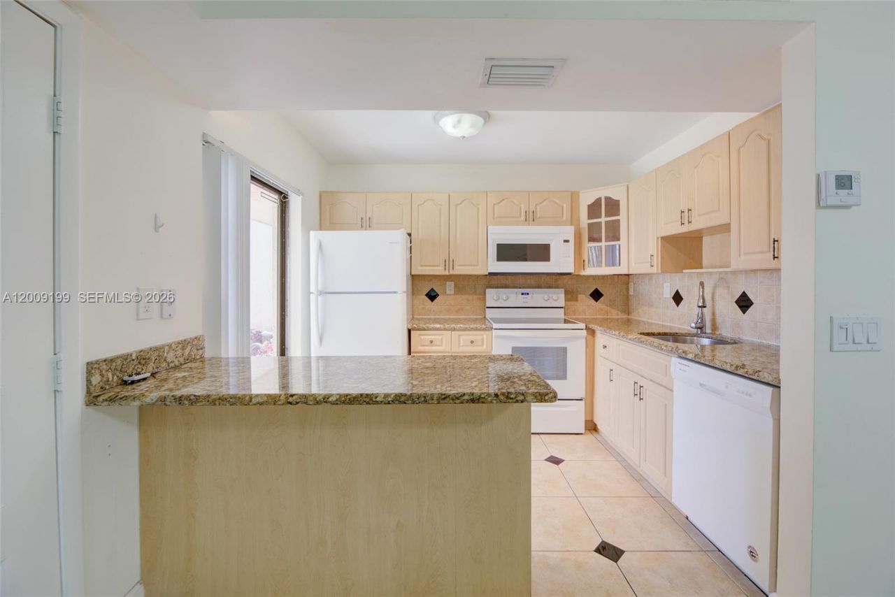 20160 NE 3rd Ct , Unit 3, Miami, FL 33179 Photo