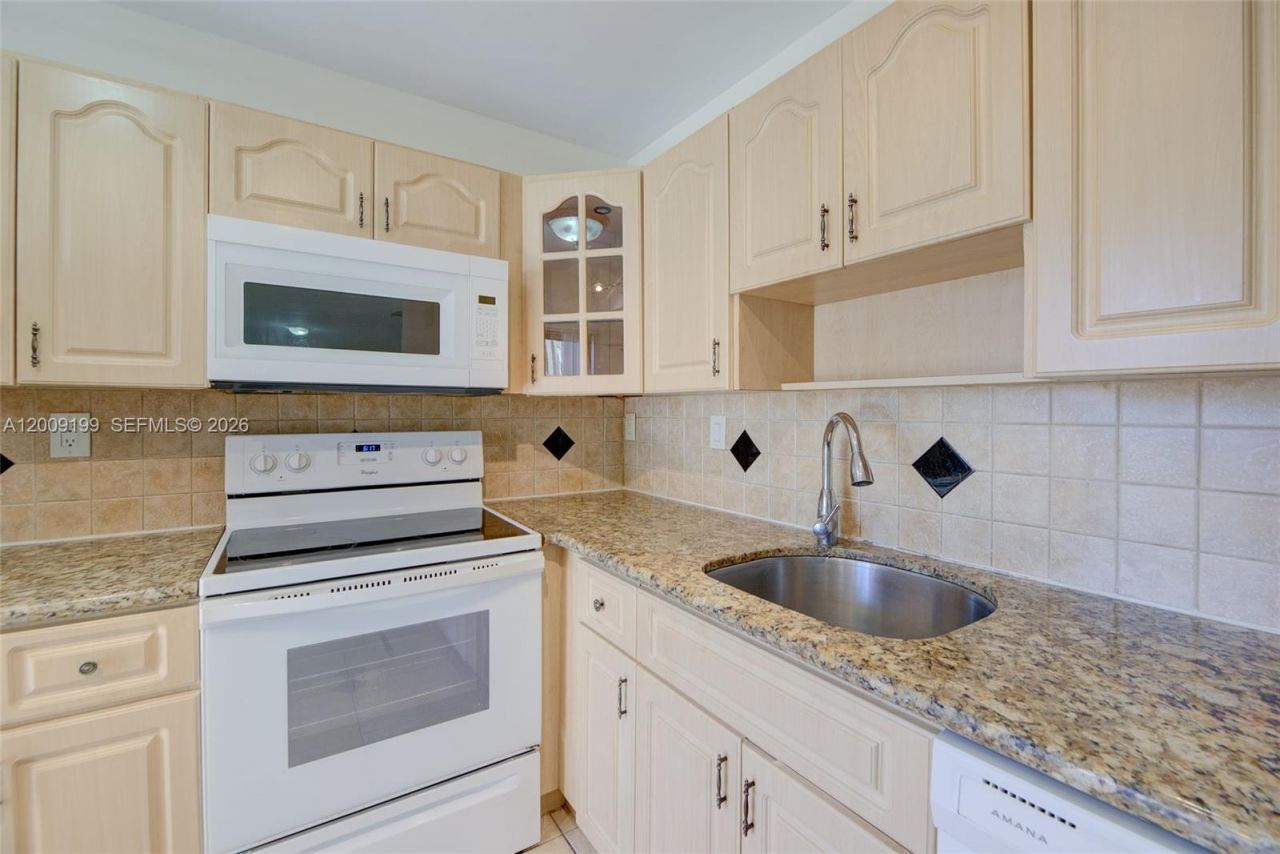 20160 NE 3rd Ct , Unit 3, Miami, FL 33179 Photo