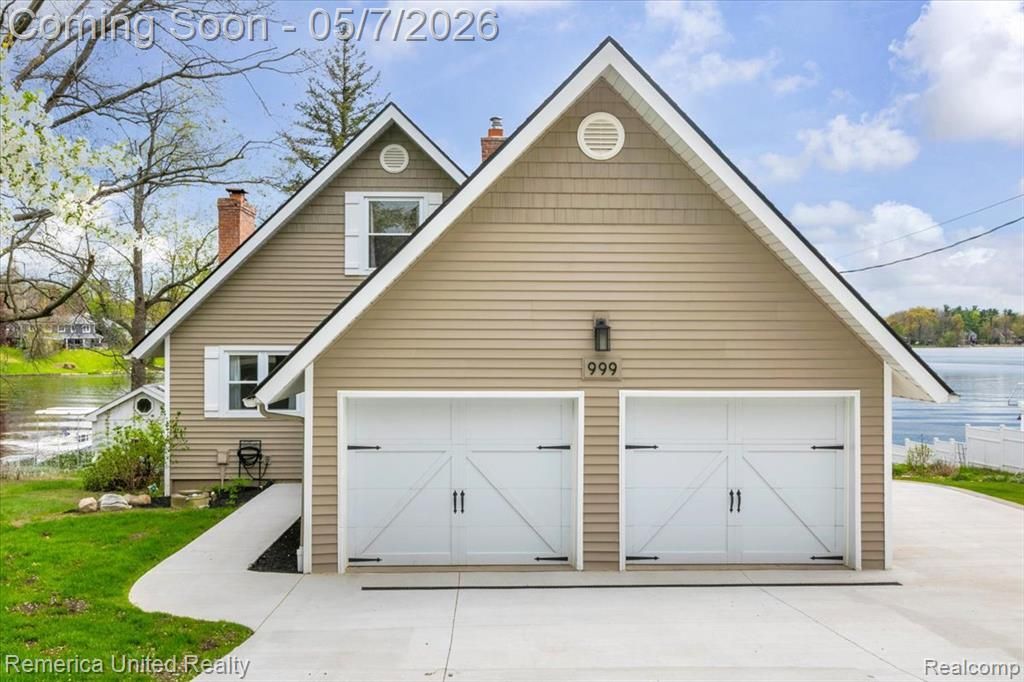 999 Lakeside Drive, Brighton, MI 48116 Main Photo