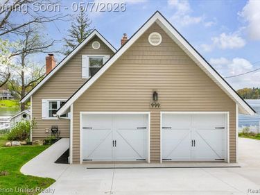 999 Lakeside Drive, Brighton, MI 48116