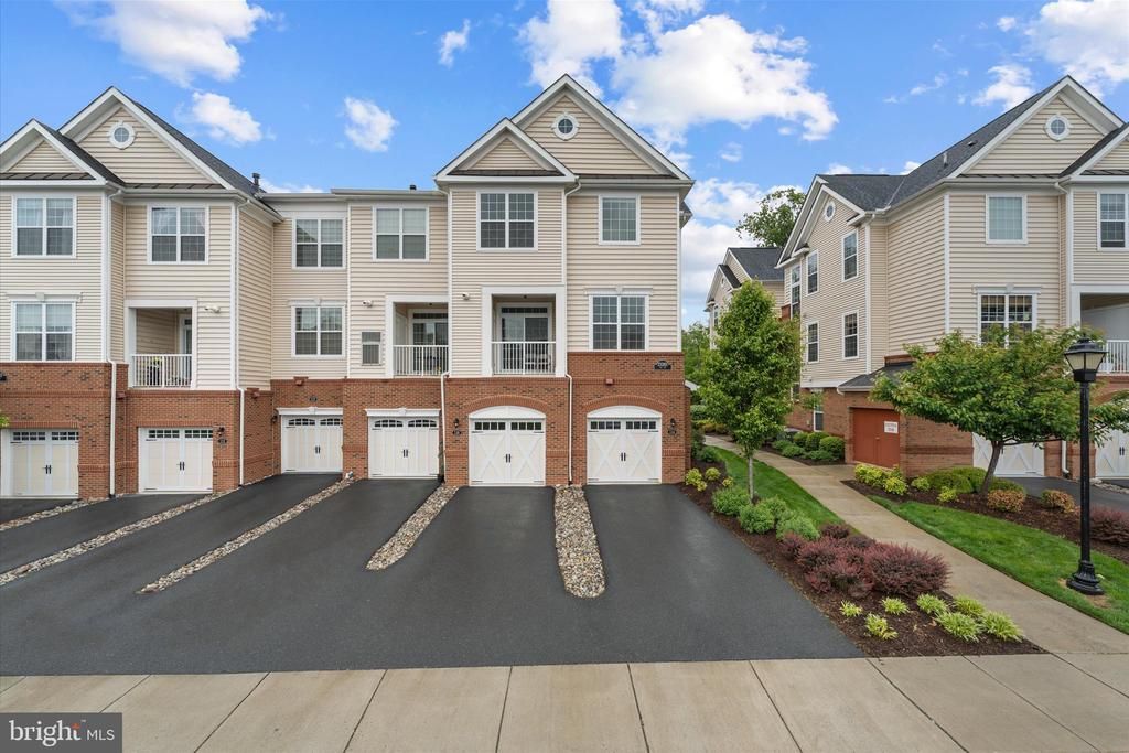 23265 Milltown Knoll Square, Unit 114, Ashburn, VA 20148 Main Photo