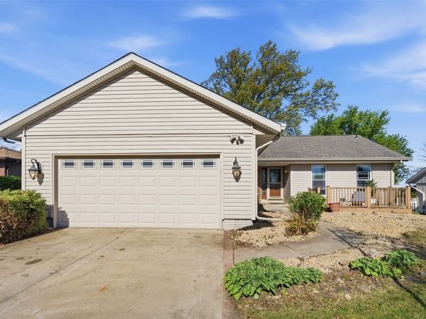 210 Stone Hedge Drive NW, Cedar Rapids, IA 52405