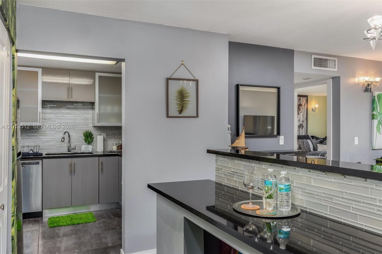 200 178th Dr, Unit 604, Sunny Isles Beach, FL 33160 Photo