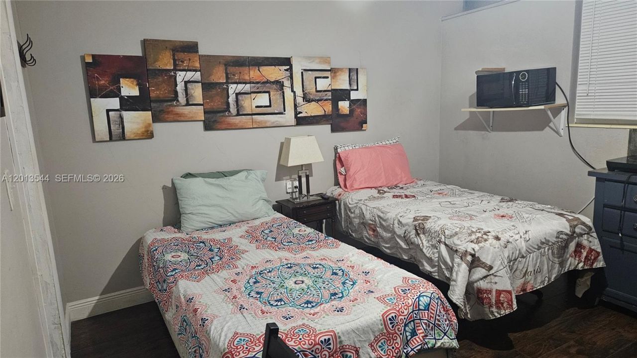 830 NE 159th St, Unit Studio, North Miami Beach, FL 33162 Photo