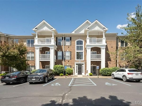 13101 Mill Crossing Court, Unit 300, Creve Coeur, MO 63141