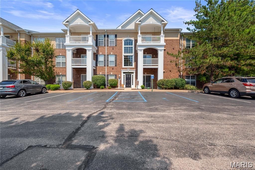 13101 Mill Crossing Court, Unit 300, Creve Coeur, MO 63141 Main Photo