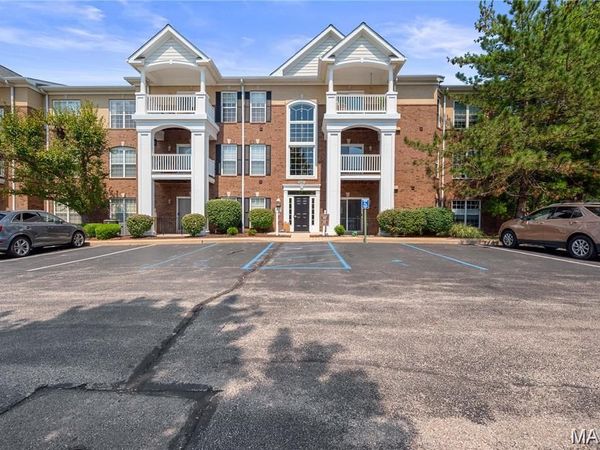 13101 Mill Crossing Court, Unit 300, Creve Coeur, MO 63141