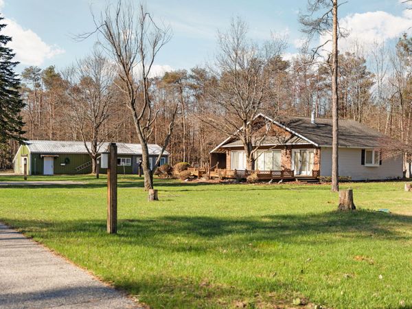2322 E Hathaway Road, Harbor Springs, MI 49740