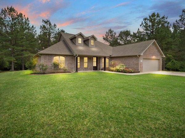 221 Aidan Dr , Leesville, LA 71446