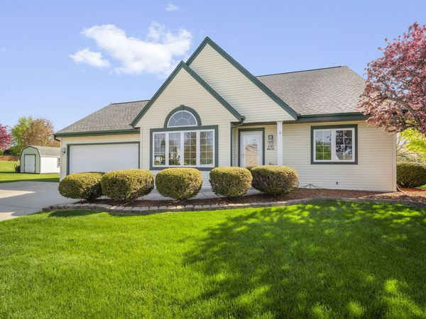 W143N9776 Ridgewood Ln, Germantown, WI 53022