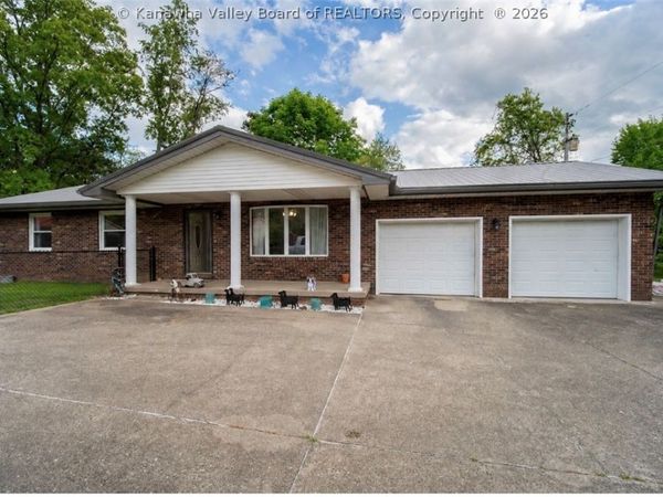 11819 Charleston Road, Red House, WV 25168