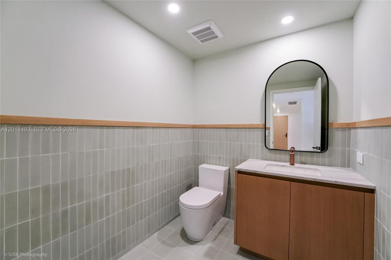 1177 Kane Concourse, Unit 405, Bay Harbor Islands, FL 33154 Photo