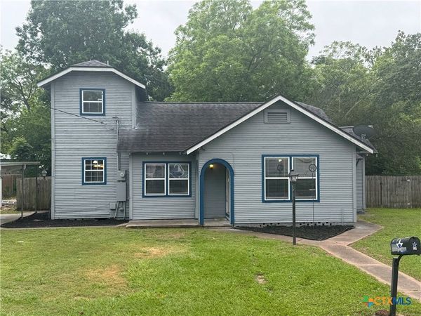 105 W Brackenridge Street , Edna, TX 77957