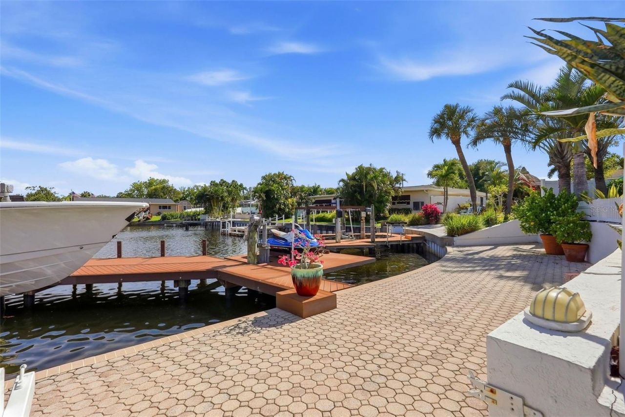 1024 44th Avenue Ne, Saint Petersburg, FL 33703 Photo