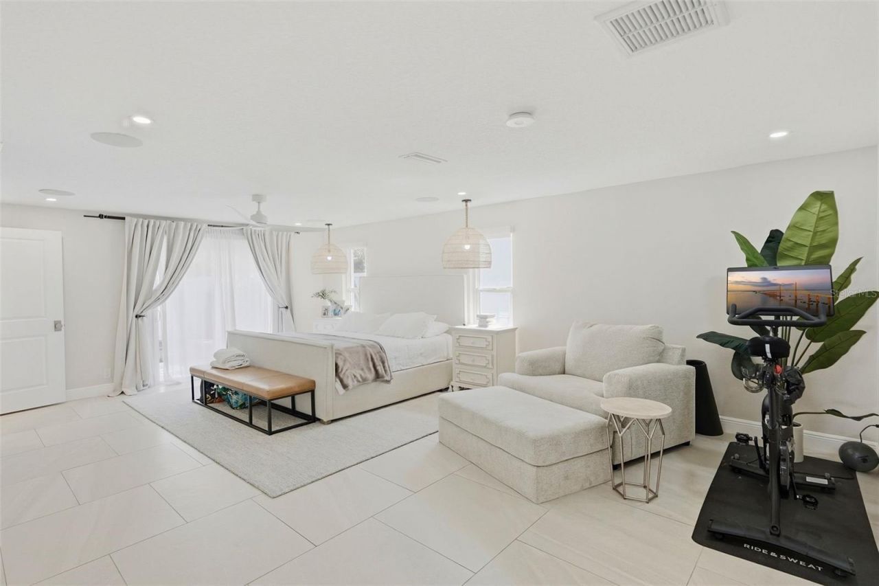 1024 44th Avenue Ne, Saint Petersburg, FL 33703 Photo