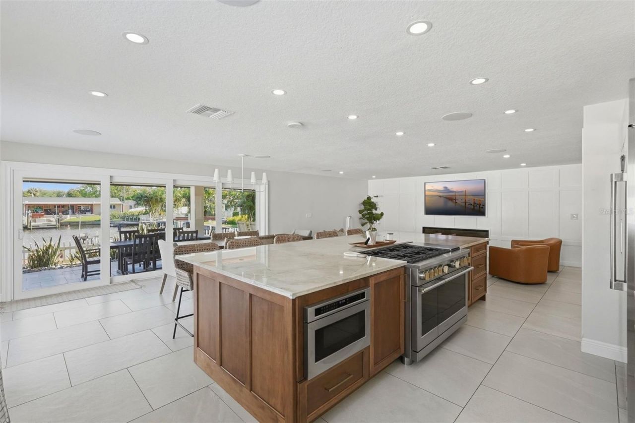 1024 44th Avenue Ne, Saint Petersburg, FL 33703 Photo