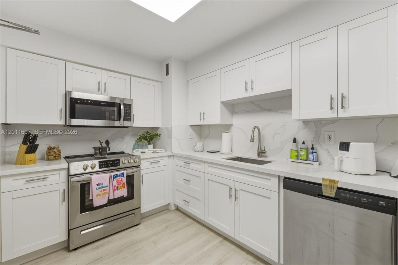 9195 Collins Ave , Unit 404, Surfside, FL 33154 Photo