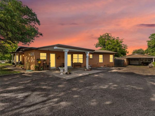611 N Avenue Q, Clifton, TX 76634
