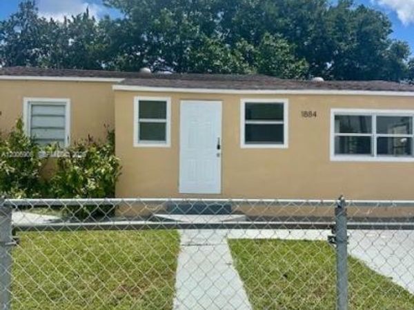 1884 NW 52nd St , Miami, FL 33142