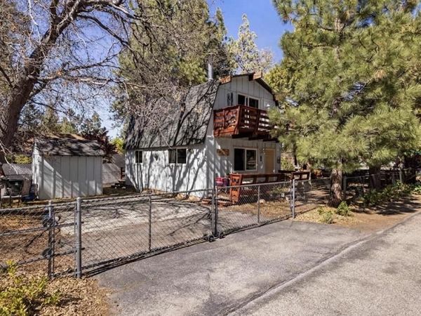 566 Santa Barbara Avenue, Sugarloaf, CA 92386