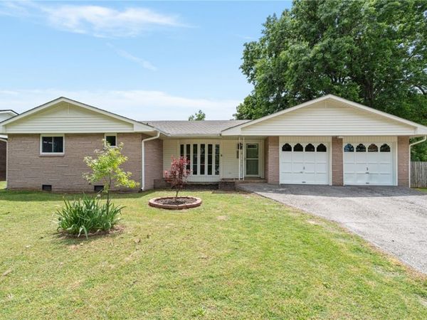 420 W Eliff Street , Siloam Springs, AR 72761