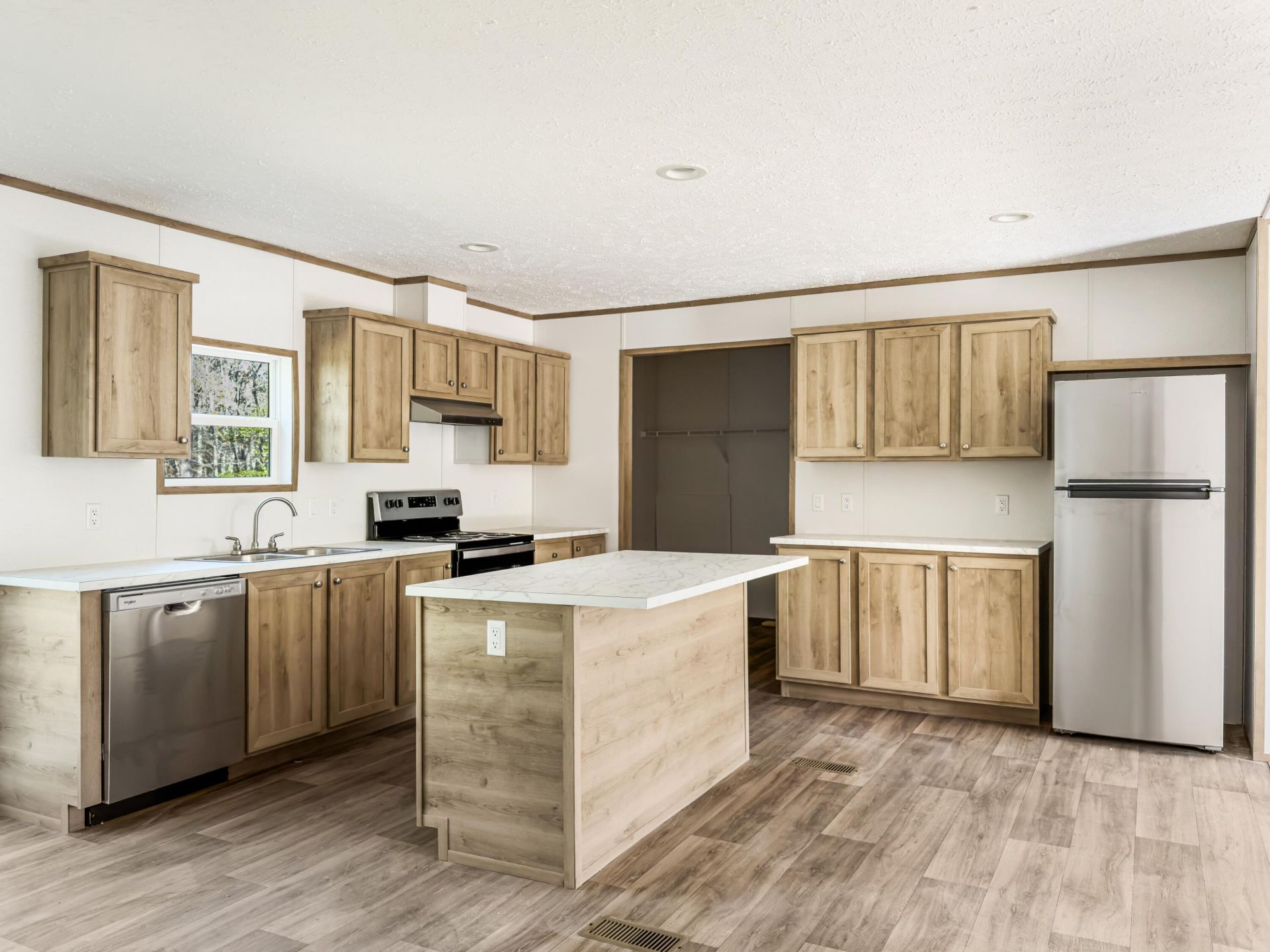 270 Saturn Lane Photo 19