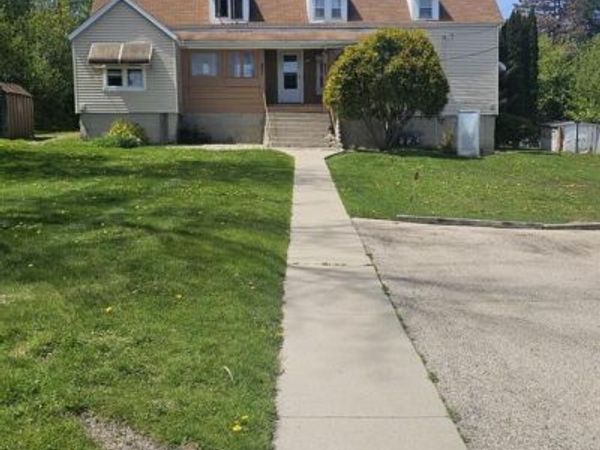 831 N Silverbrook DRIVE, West Bend, WI 53090