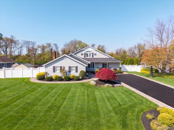 88 Pace Drive S, West Islip, NY 11795