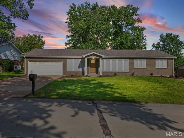762 Ambois Drive , Creve Coeur, MO 63141