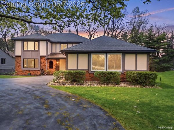 5800 Naneva Court, West Bloomfield Twp, MI 48322