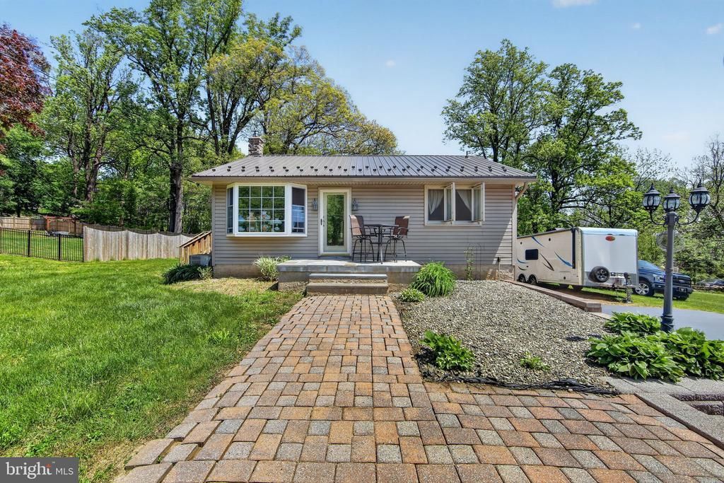 215 N LIMESTONE ROAD, PARKESBURG, PA 19365