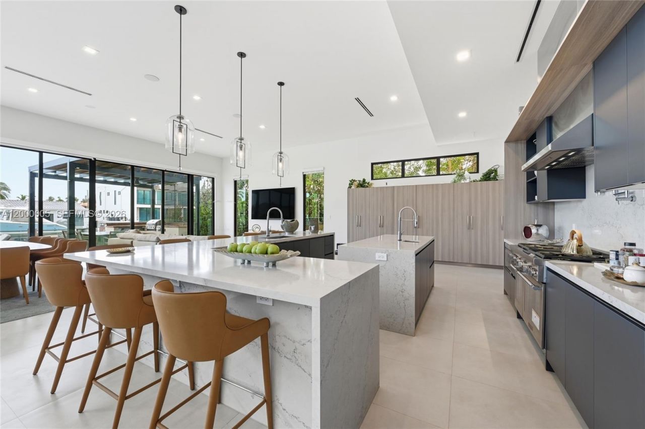 3300 NE 170th St , North Miami Beach, FL 33160 Photo