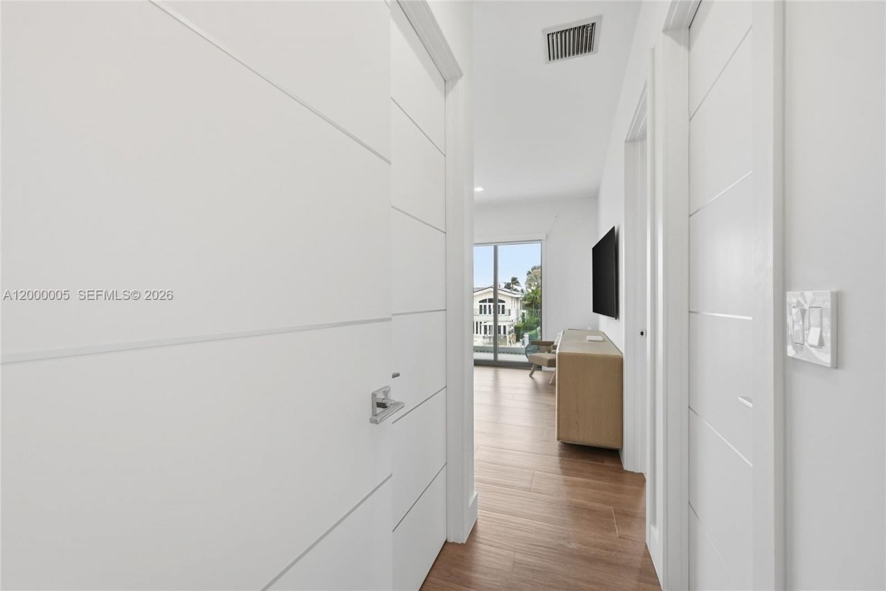 3300 NE 170th St , North Miami Beach, FL 33160 Photo
