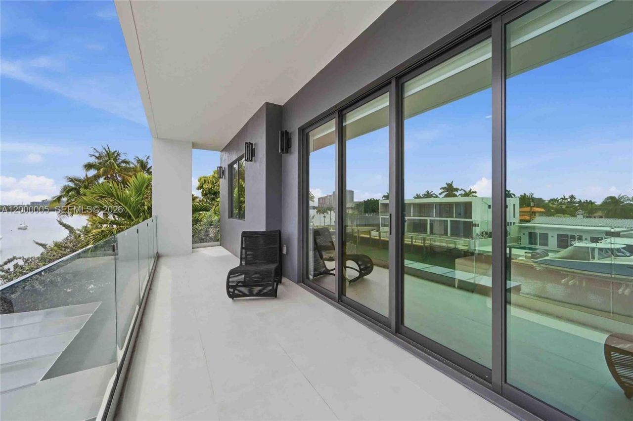 3300 NE 170th St , North Miami Beach, FL 33160 Photo