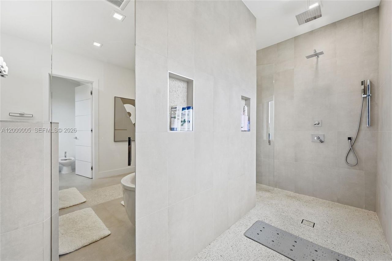 3300 NE 170th St , North Miami Beach, FL 33160 Photo