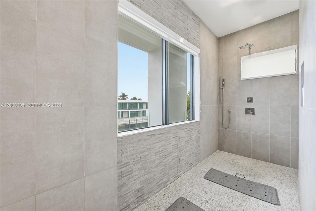 3300 NE 170th St , North Miami Beach, FL 33160 Photo