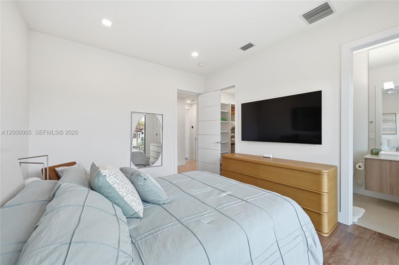 3300 NE 170th St , North Miami Beach, FL 33160 Photo
