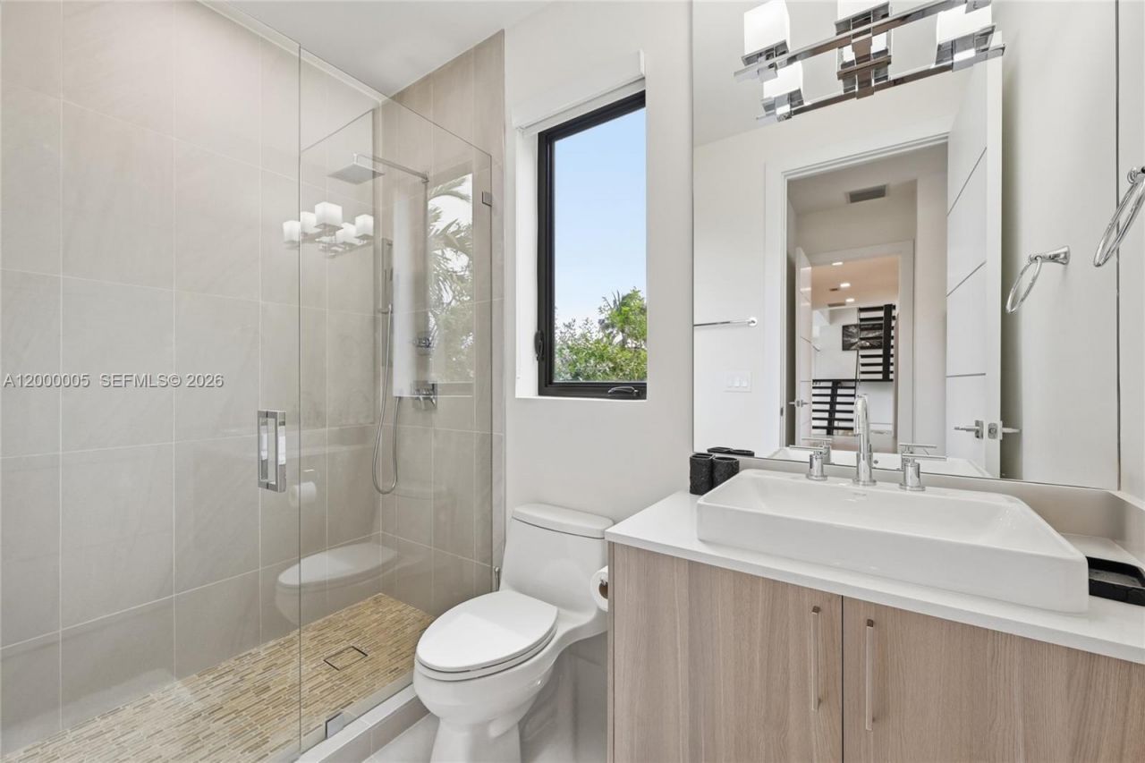 3300 NE 170th St , North Miami Beach, FL 33160 Photo