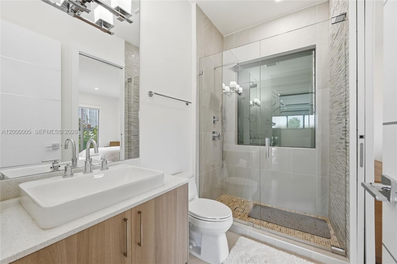 3300 NE 170th St , North Miami Beach, FL 33160 Photo