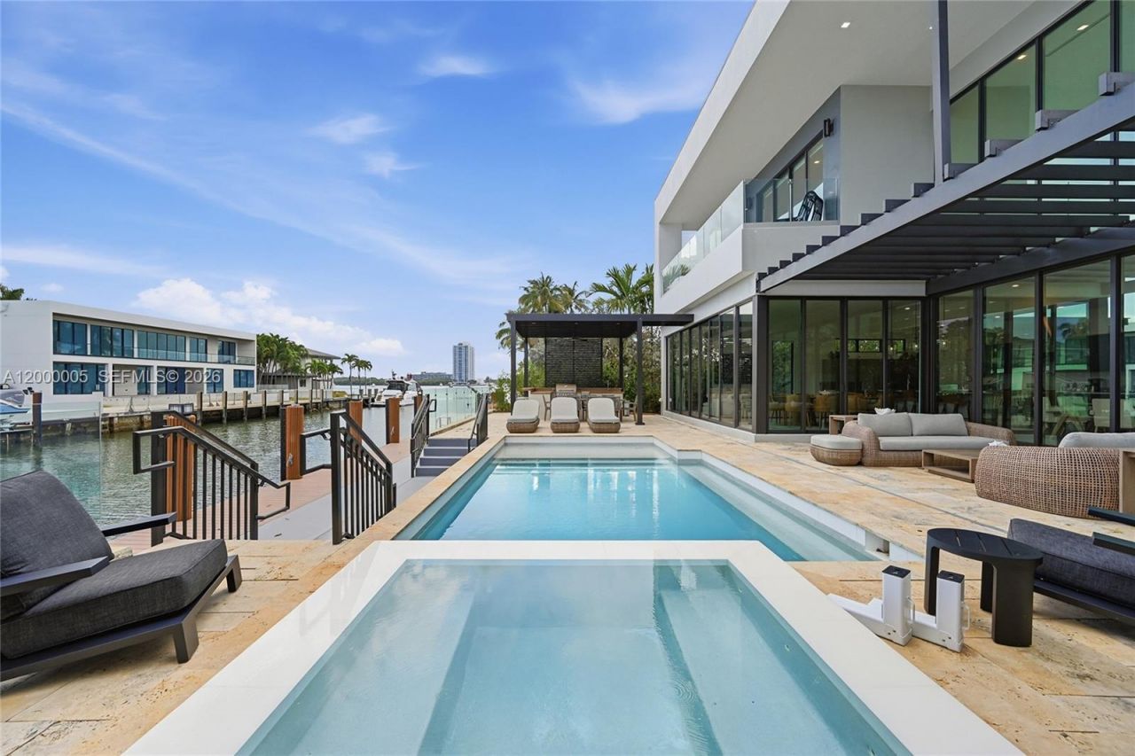 3300 NE 170th St , North Miami Beach, FL 33160 Photo