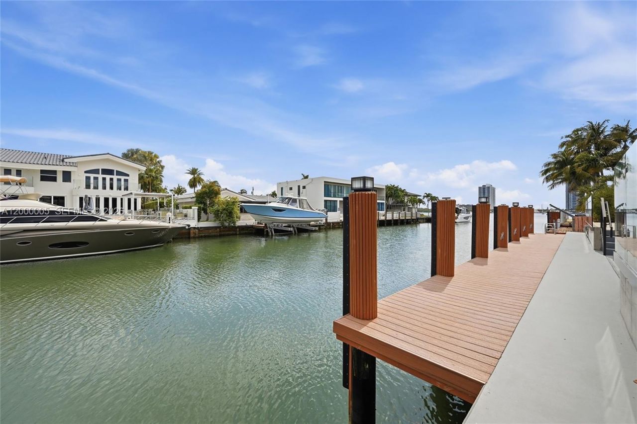 3300 NE 170th St , North Miami Beach, FL 33160 Photo