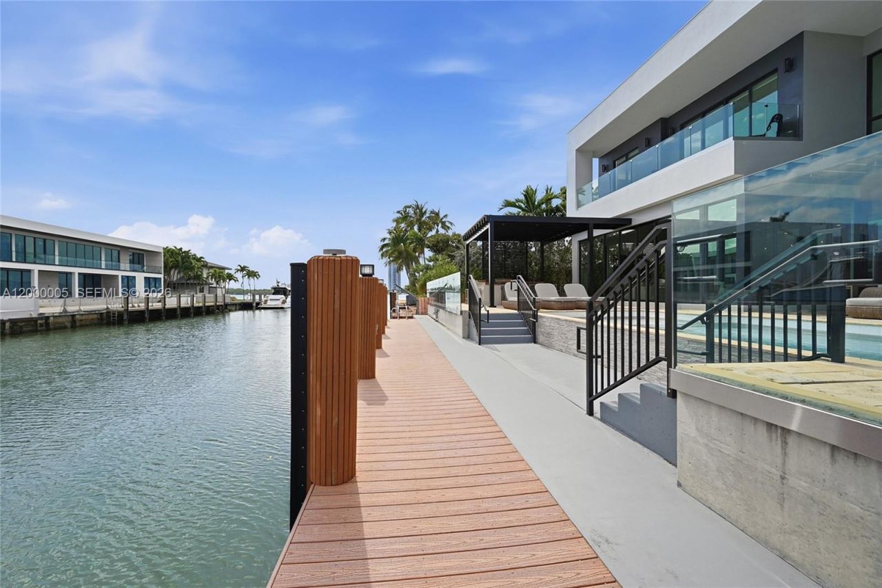 3300 NE 170th St , North Miami Beach, FL 33160 Photo