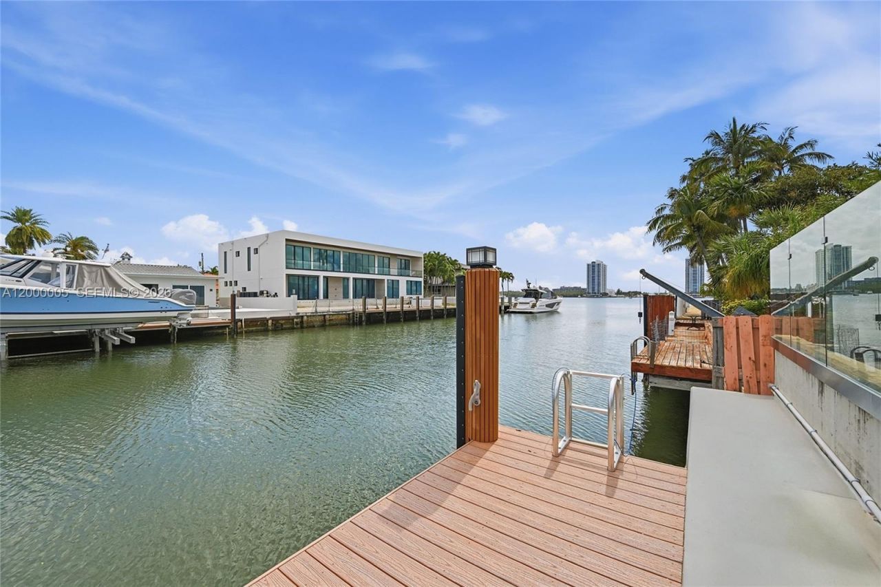 3300 NE 170th St , North Miami Beach, FL 33160 Photo