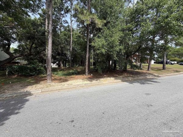 6400 Guilford Dr, Pensacola, FL 32504