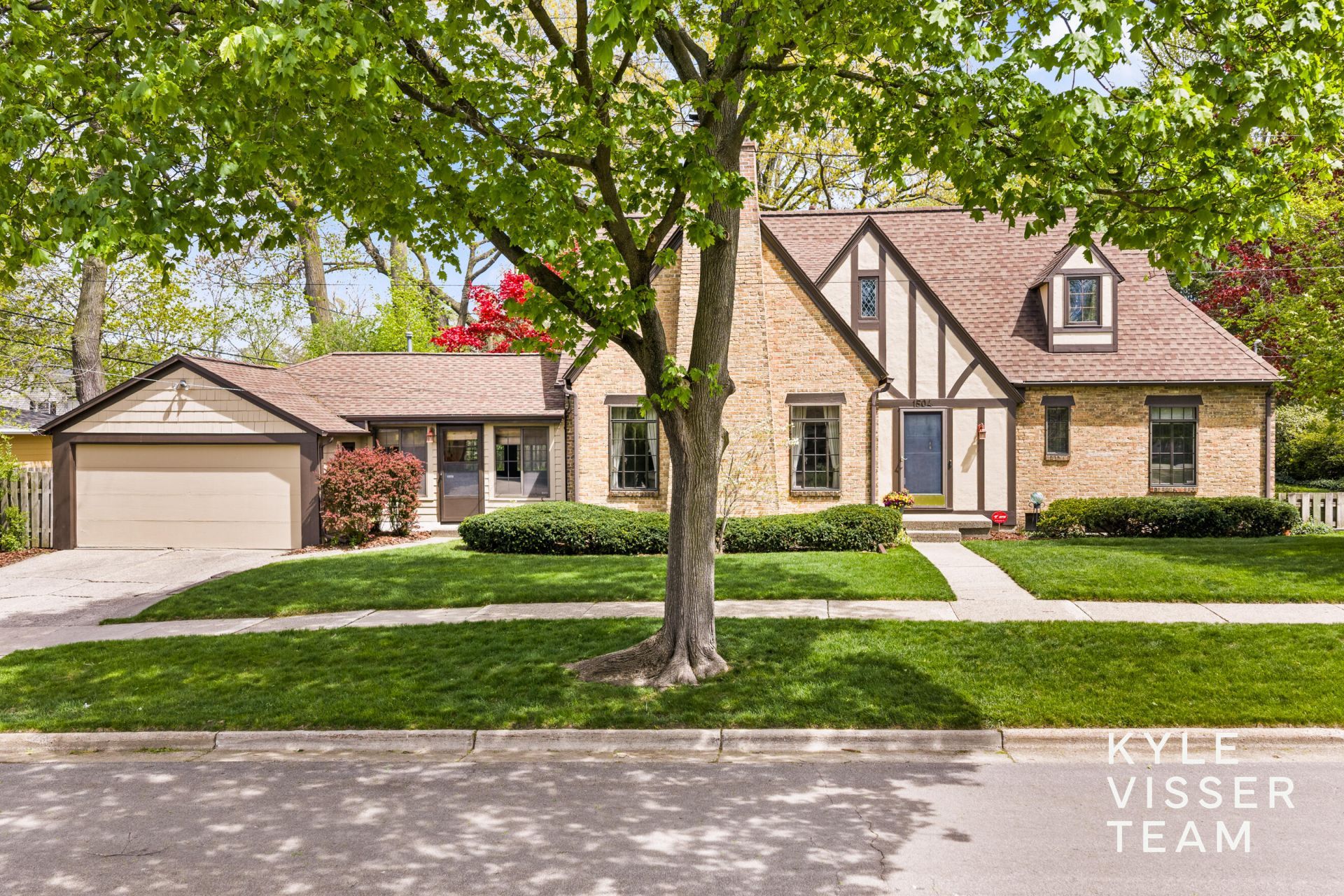 1504 Lake Grove Avenue Se, East Grand Rapids, MI 49506 Main Photo