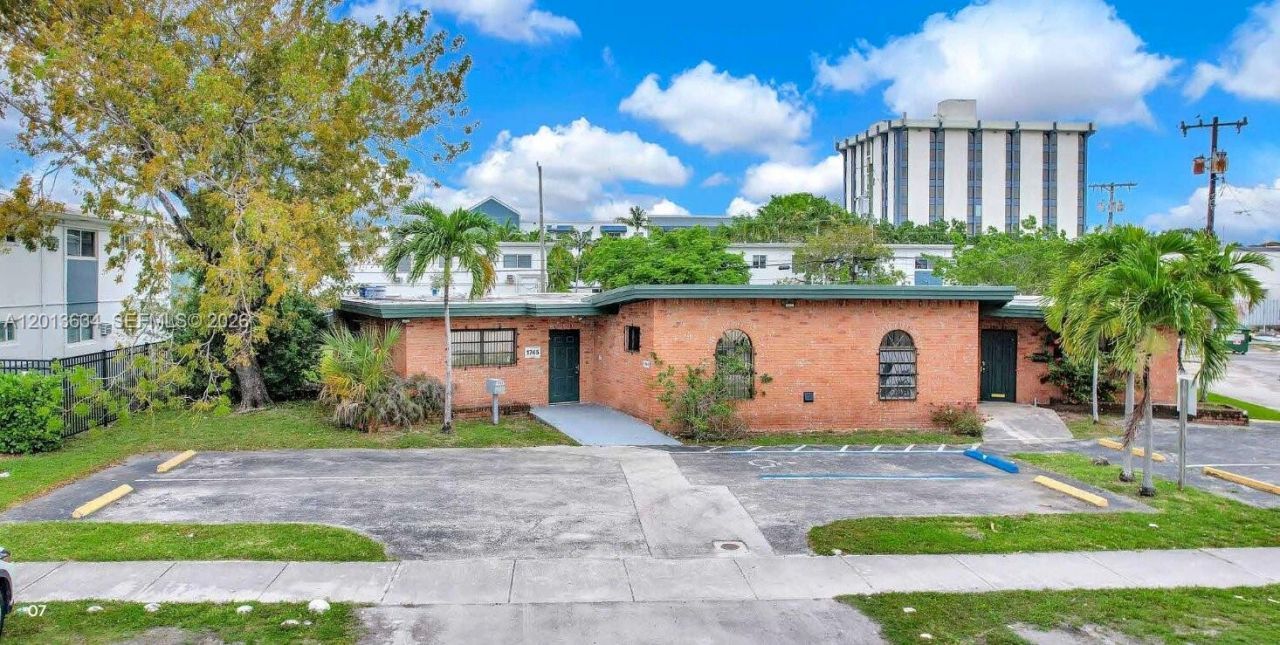 1747 NE 124th St , North Miami, FL 33181 Photo