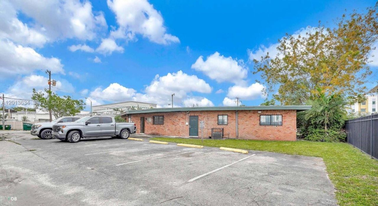 1747 NE 124th St , North Miami, FL 33181 Photo