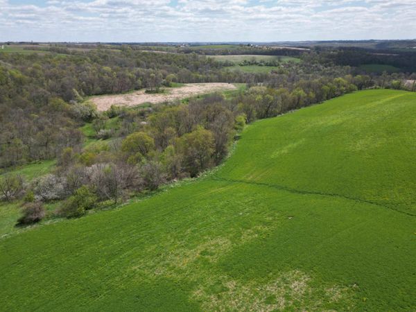 588 Old Sixteen Road, Waterville, IA 52170
