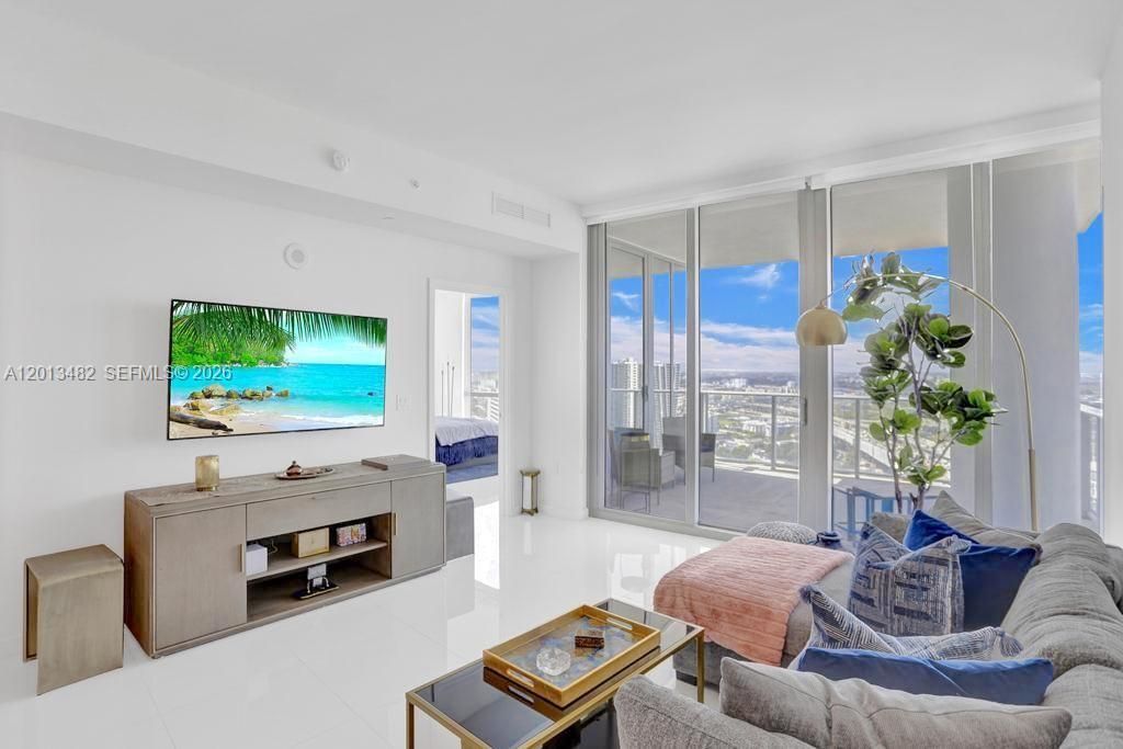 851 NE 1st Ave , Unit 2900, Miami, FL 33132 Photo
